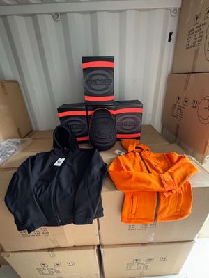 une pile de cartons sur laquelle sont posées une paire de genouillères