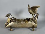 figurine en laiton représentant un oiseau posé sur une bûche, sur laquelle est perché un autre oiseau