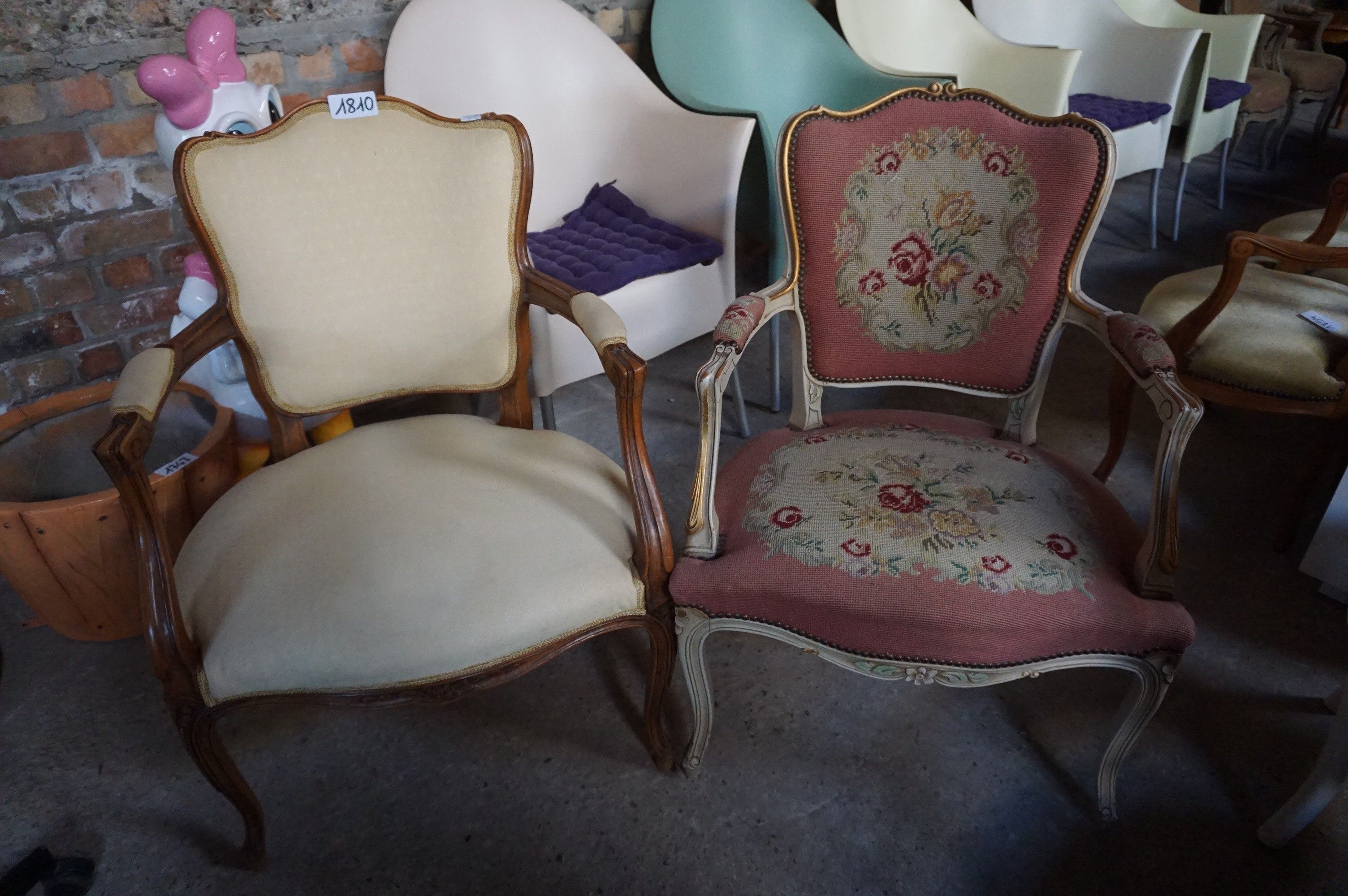 2 fauteuils de style Louis XV, dont 1 polychrome