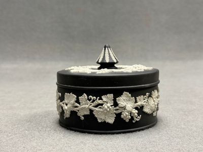 WEDGWOOD. Bonbonnière en biscuit dit jasperware, uni teinté …