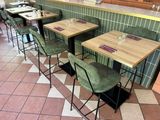 des tables et des chaises dans un restaurant dont le sol et les murs sont carrelés
