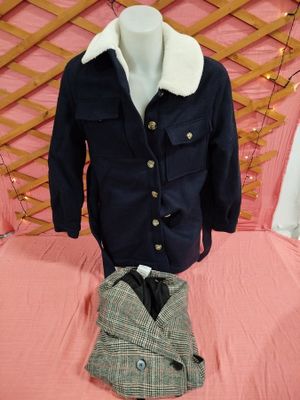 un mannequin vêtu d'une veste et d'une cravate, allongé sur un lit