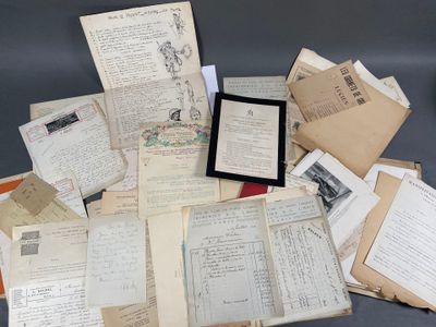 une pile de vieux papiers posée sur une table où se trouve un cadre photo