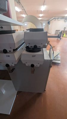 trois machines empilées les unes sur les autres