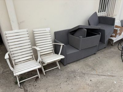 deux chaises et un canapé devant un immeuble