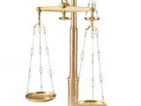une image représentant une balance en or surmontée de deux chaînes