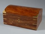une petite boîte en bois ornée d'un motif décoratif