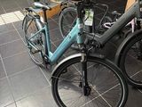 deux vélos garés dans un magasin