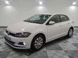 la volkswagen polo blanche est garée sur un carrelage à carreaux