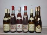 plusieurs bouteilles de vin sont alignées sur un comptoir