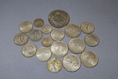 a lot of coins that are on the table