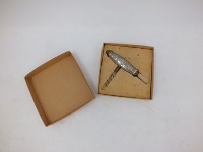 une boîte contenant un stylo et une boîte contenant un stylo