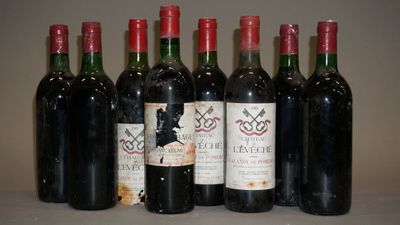 six bouteilles de vin rouge sont alignées sur une table