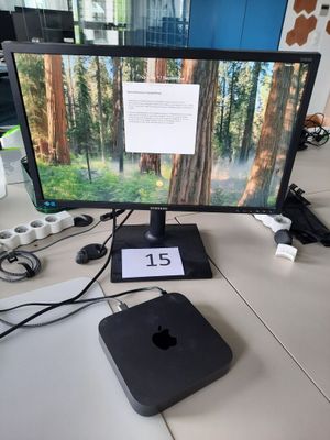 un écran d'ordinateur posé sur un bureau, à côté d'un clavier et d'une souris