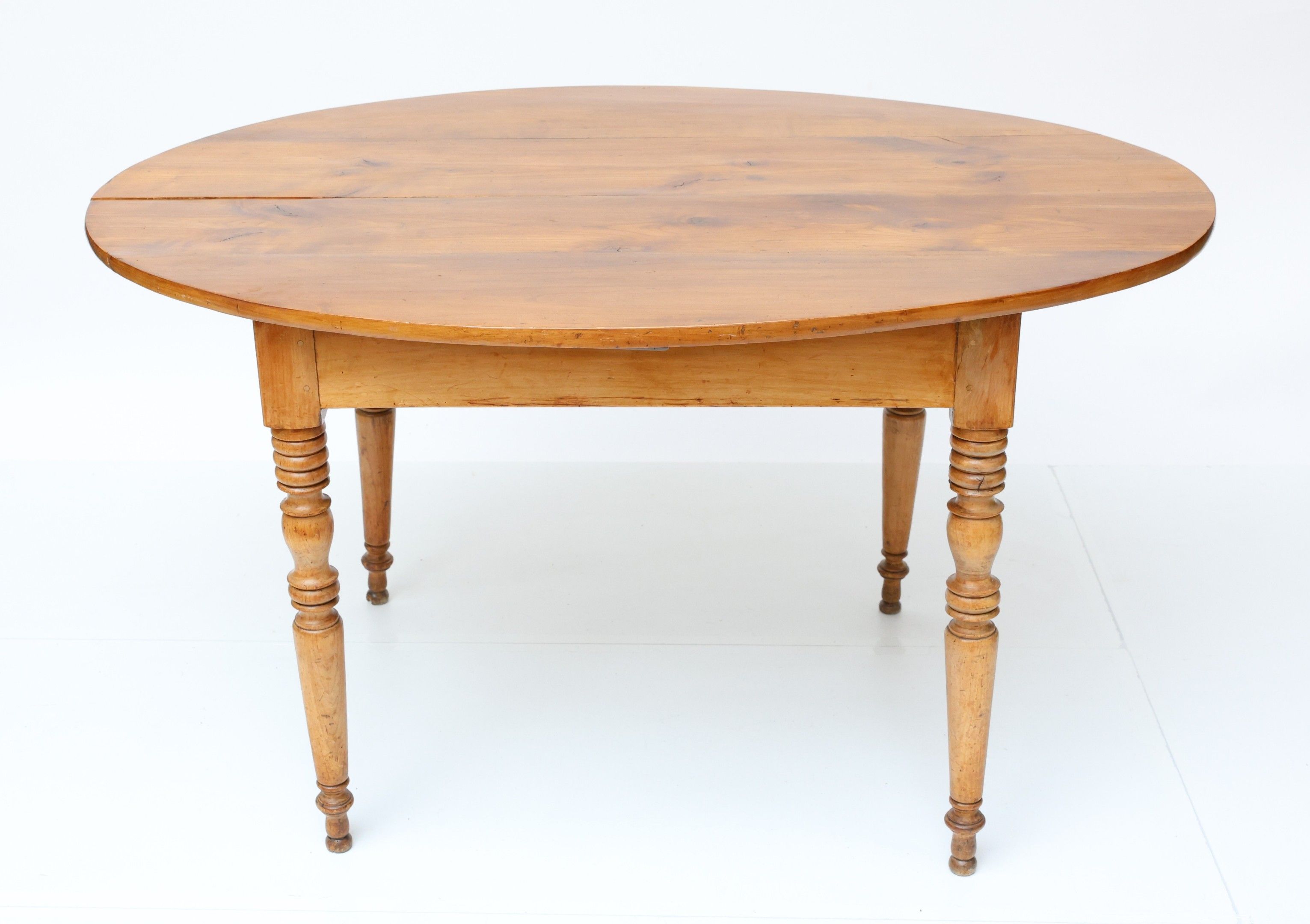Table de forme ovale en noyer, quatre pieds balustres (possi…