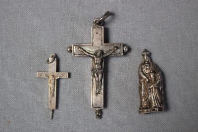 deux croix en argent et une croix sur laquelle est représenté Jésus