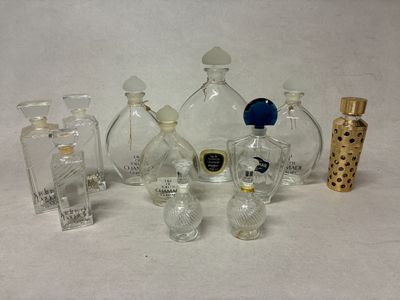 un grand nombre de bouteilles en verre posées sur une table