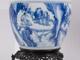 Bol chinois en porcelaine bleue et blanche sur socle, sur fond blanc