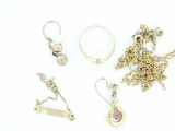 trois paires de boucles d'oreilles en or et un bracelet à chaîne en or
