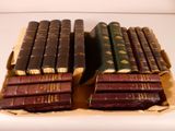 plusieurs livres empilés sur une table