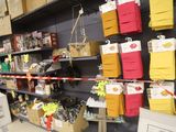 de nombreuses boîtes, les unes à côté des autres, sur les étagères du magasin