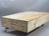 une boîte en bois posée sur un support métallique