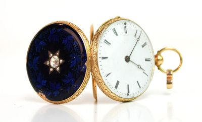 une image représentant une montre de poche ornée d'un diamant au centre