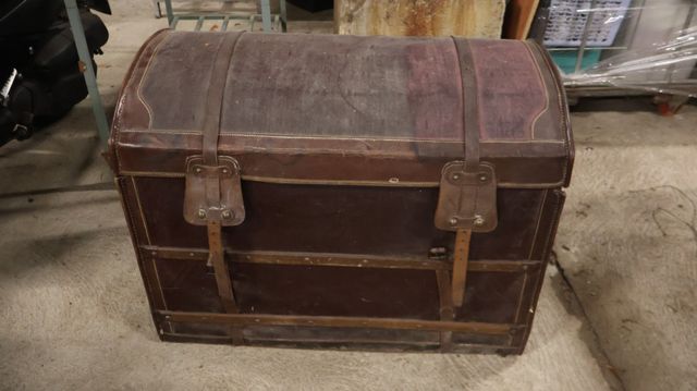 Importante malle de voyage en osier recouvert de cuir, 2 comparti...