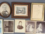 de nombreuses photos encadrées sur le mur de cette pièce