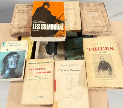 plusieurs livres sont empilés sur une table