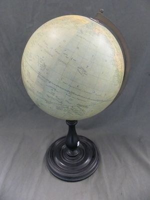 un vieux globe posé sur un socle en métal