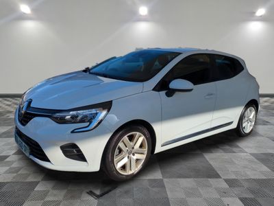une voiture bleue est garée dans une pièce au sol à carreaux