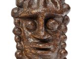 un gros plan du visage d'un homme représenté par une statue, sur fond blanc