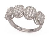 gros plan d'une bague en diamant sur fond blanc
