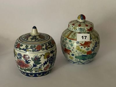 Trois vases sont posés sur une table, avec une étiquette de prix dessus.
