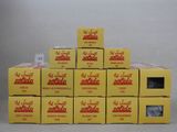 plusieurs cartons de sodas empilés les uns sur les autres sur une table
