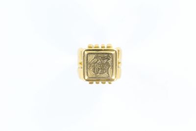 une image représentant une bague en or sur laquelle figure le portrait d'une femme