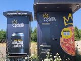 deux boîtes noires sur lesquelles étaient dessinées des pizzas, au bord de la route