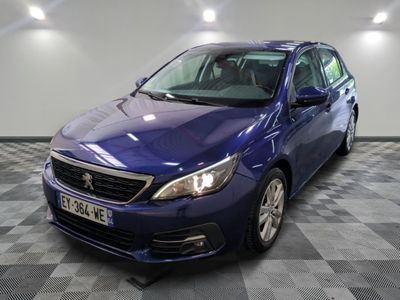 la voiture bleue est garée sur un sol en damier dans le garage