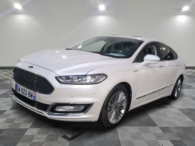 une Ford Monde blanche garée sur un sol en carrelage à damier