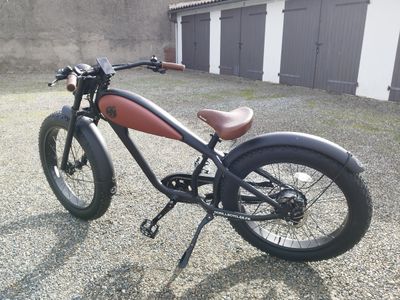 a black and red motorcycle parked in front of a building