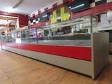 une photo du comptoir d'une épicerie fine dans un fast-food