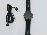 une montre connectée reliée à un câble USB