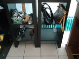 deux étagères noires sur lesquelles sont posés des sacs à main, dans une pièce