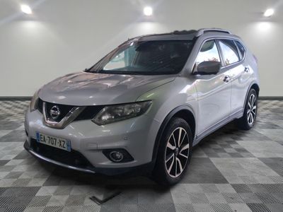 Le SUV Nissan argenté est garé dans une grande pièce.