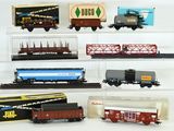 de nombreux trains miniatures exposés dans une vitrine