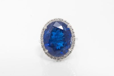 gros plan d'une bague en saphir bleu et diamant sur une surface blanche