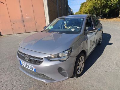 une photo d'une voiture argentée garée sur le bord de la route