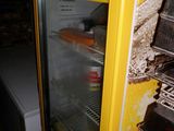 un distributeur automatique jaune contenant un hot-dog