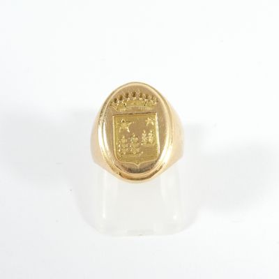 une image représentant une bague-sceau en or ornée d'un blason